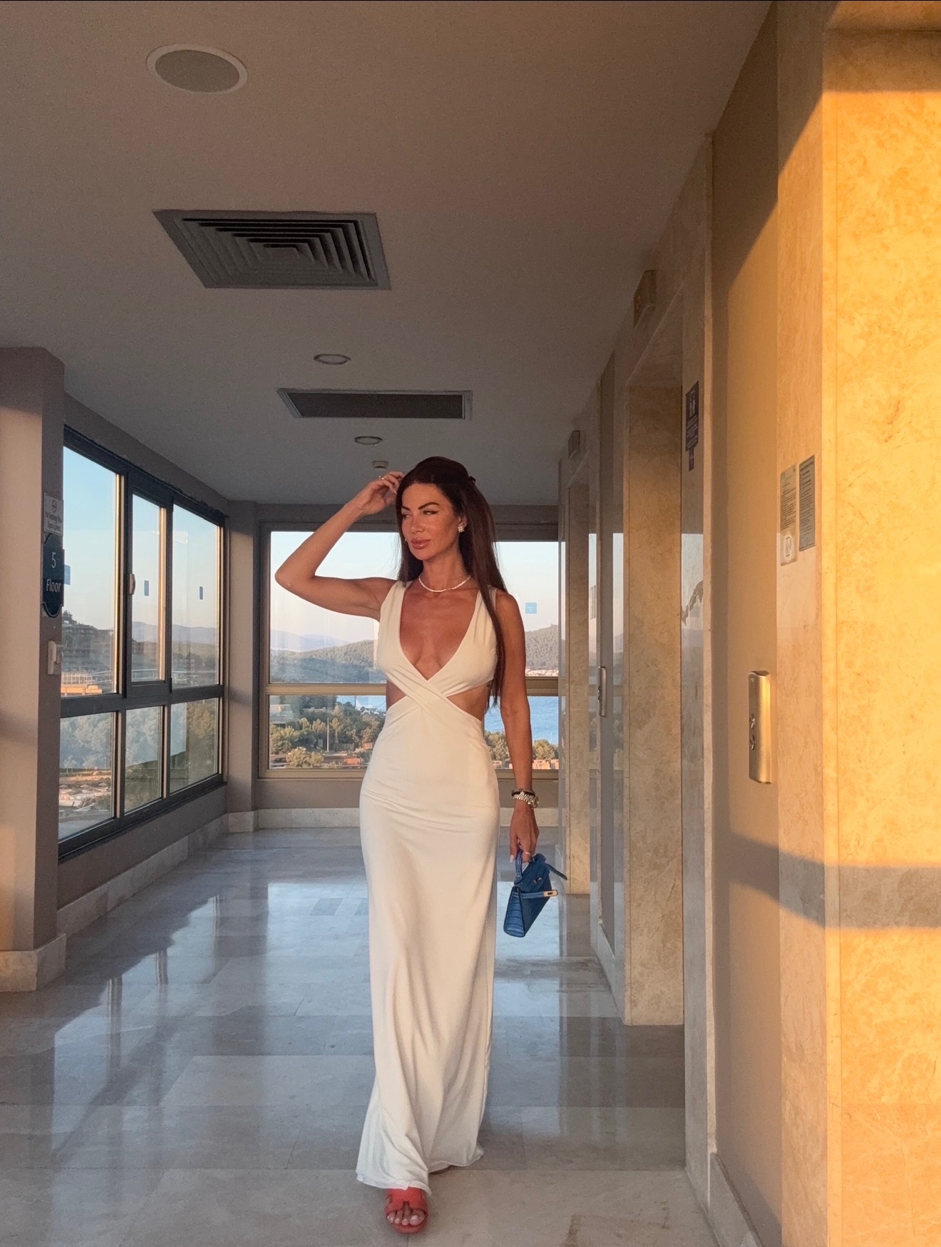 Screenshot Andrea white dress - Image 1
